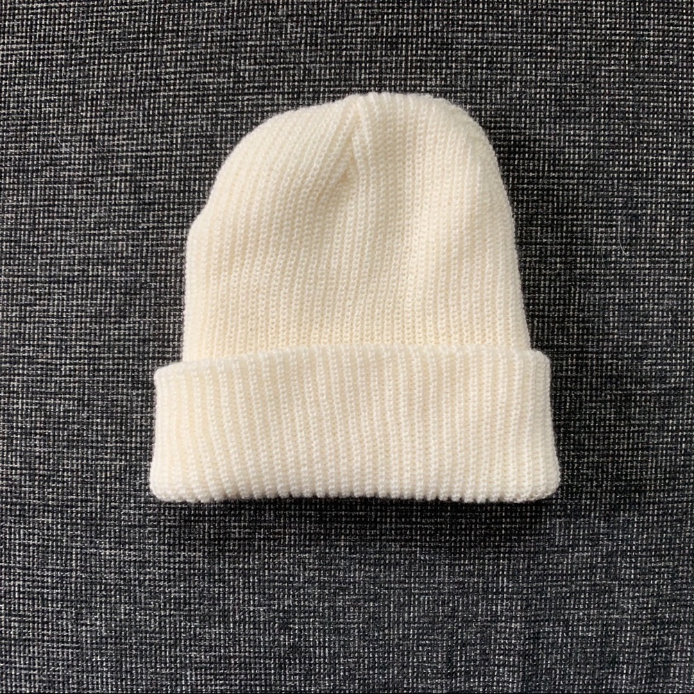 WINTER IS COMING! NW White AA knit toque beanie